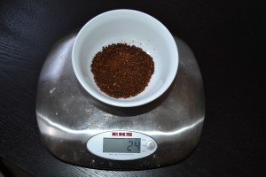 Gemörserter Kaffee auf einer Küchenwaage